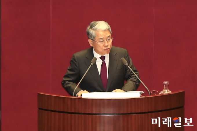 김동철 국민의당 원내대표가 2일 오전 서울 여의도 국회에서 열린 본회의에서 교섭단체 대표연설을 하고 있다./사진=김정현 기자