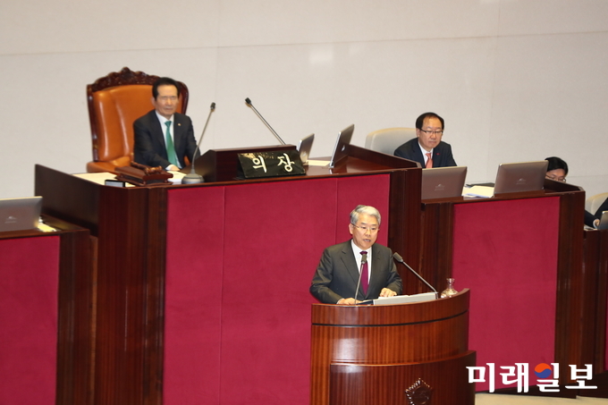 김동철 국민의당 원내대표가 2일 오전 서울 여의도 국회에서 열린 본회의에서 교섭단체 대표연설을 하고 있다./사진=김정현 기자