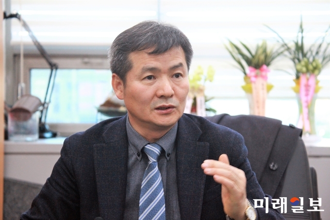 지난 5일 오후 서울 성북구 암암로 고려대학교 평생교원장실에서 한국문법교육학회 회장을 맡고 있는 고려대학교 사범대학 국어교육과 이관규 교수가 인터뷰에 응하고 있다./사진=장건섭 기자