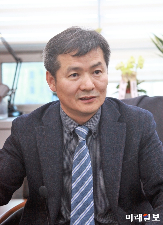 지난 5일 오후 서울 성북구 암암로 고려대학교 평생교원장실에서 한국문법교육학회 회장을 맡고 있는 고려대학교 사범대학 국어교육과 이관규 교수가 인터뷰에 응하고 있다./사진=장건섭 기자