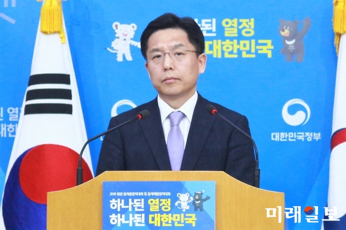노규덕 외교부 대변인이 8일 오후 서울 종로구 도렴동 외교부 청사에서 정례브리핑을 하고 있다./사진=장건섭 기자