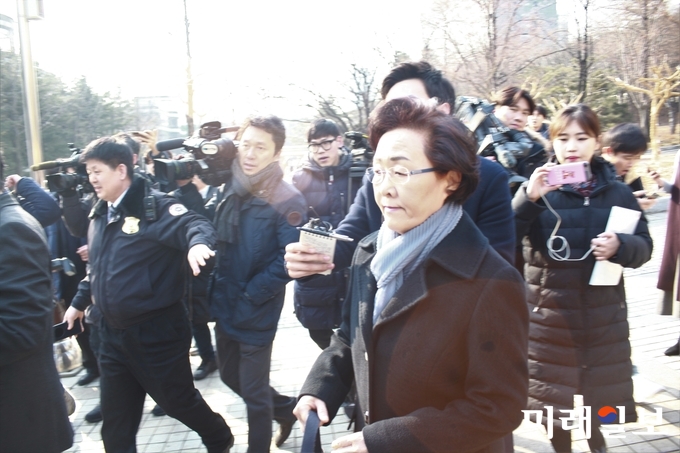 문재인 대통령에 대한 허위사실을 유포한 혐의로 재판에 넘겨진 신연희 강남구청장이 9일 오후 서울 서초동 중앙지법에서 열린 선고공판을 마치고 법정을 나서며 취재진의 질문을 받고 있다../사진=장건섭 기자
