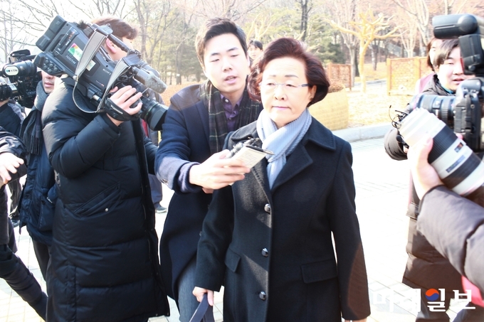 문재인 대통령에 대한 허위사실을 유포한 혐의로 재판에 넘겨진 신연희 강남구청장이 9일 오후 서울 서초동 중앙지법에서 열린 선고공판을 마치고 법정을 나서며 취재진의 질문을 받고 있다./사진=장건섭 기자
