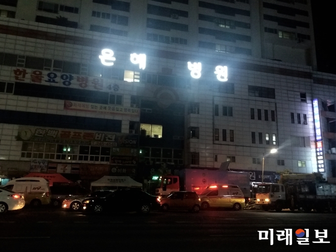 9일 오후 6시 14분께 경남지역 화상집중치료병원인 경남 창원시 마산합포구 남성동 은혜병원에서 정전이 발생하면서 건물 전체가 어둠에 묻혀있다./사진=이진화 제공