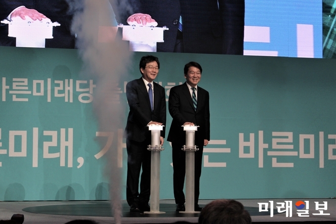 바른미래당 유승민 공동대표(왼쪽)와 안철수 전 대표가 13일 경기도 고양시 킨텍스에서 열린 바른미래당 출범대회에서 창당 출범 버튼을 누르고 있다. /사진=김정현 기자