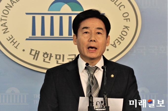 이용호 의원이 21일 국회 정론관에서 자유한국당 반대로 무산 위기에 처한 사립학교법 개정안 에 대해 통과 촉구 기자회견을 하고 있다./ 사진=김정현 기자.