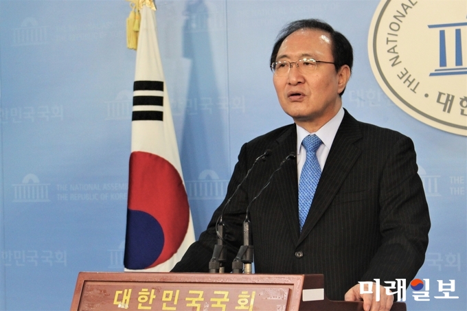사무관 채용 논란에 대해 긴급기자회견을 하고 있다./사진=김정현 기자