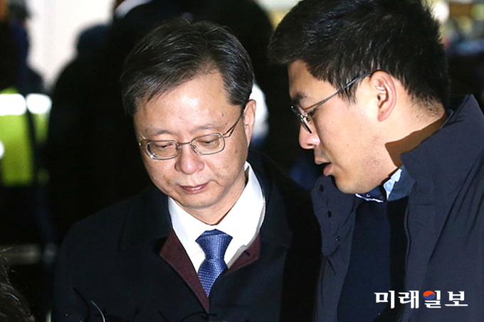 서울중앙지법 형사합의33부는 우병우 전 청와대 민정수석에게 징역 2년6개월을 선고했다./사진=장건섭 기자