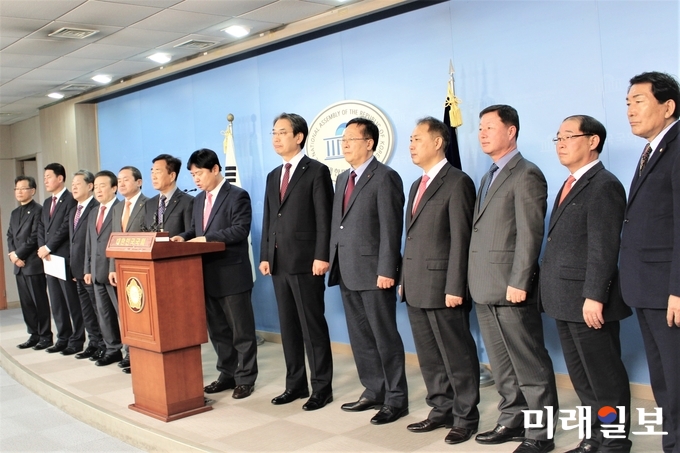 접경지역 시장·군수협의회 회원들이 26일 국회 정론관에서 국방부가 군적폐청산위원회의 권고를 받아들여 발표한 '군인 외출 외박구역 제한 폐지' 결정에 대한 규탄 성명을 발표하고 있다. /사진=김정현 기자
