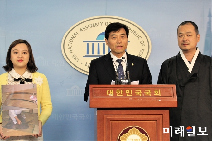 김민기 더불어민주당 의원(가운데)이 27일 오전 국회 정론관에서 ‘명성황후 살해에 사용된 일본 쿠시다 신사 소장의 히젠도 처분 촉구 결의안’ 발의 기자회견을 하고 있다./사진=김정현 기자