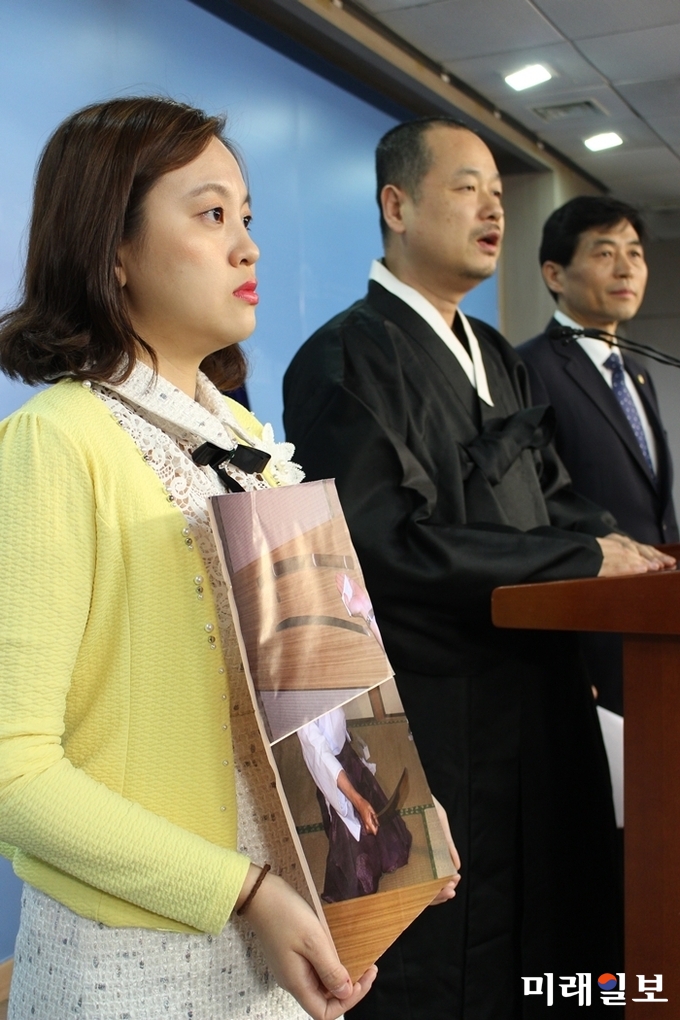 김민기 더불어민주당 의원(가운데)이 27일 오전 국회 정론관에서 ‘명성황후 살해에 사용된 일본 쿠시다 신사 소장의 히젠도 처분 촉구 결의안’ 발의 기자회견을 하고 있다./사진=김정현 기자
