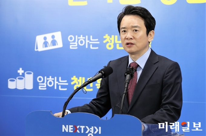 남경필 경기도지사는 28일 오전 도청 브리핑룸에서 기자회견을 통해 미세먼지 문제해결을 위한 제도개선과 국가차원의 대책마련을 촉구하고 있다./사진=경기도 제공