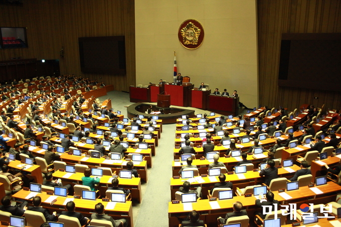 국회는 28일 본회의를 열어 근로시간단축법을 통과시켰다./사진=장건섭 기자