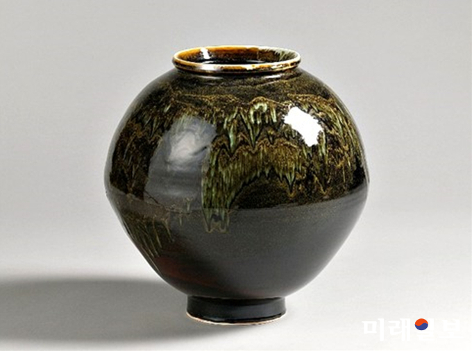 광주도자기명장 연파 신현철 '달의 미학' 초대전 작품./한가람미술관 제공