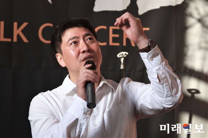 3일 오후 前 K스포츠재단부장 노승일 대한청소년체육회 이사장이 대구광역시 중구 북성로 카페 '소금창고'에서 자신의 저서 '노승일의 저격수' 북콘서트를 열고, 책 내용에 대해 설명하고 있다./사진=장건섭 기자