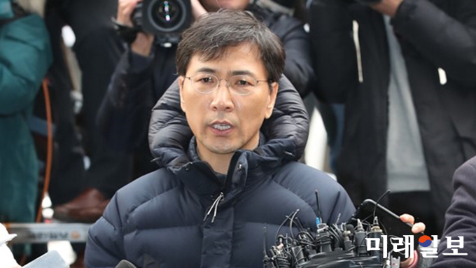 자신의 수행비서를 성폭행한 혐의를 받고 있는 안희정 전 충남도지사가 9일 오후 서울 마포구 서부지방검찰청으로 자진출석, 취재진의 질문에 답변하고 있다./사진=장건섭 기자