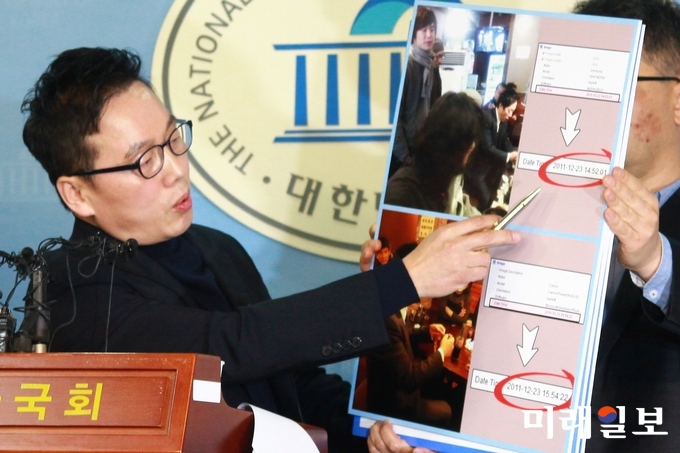 서울시장 선거에 출마한 정봉주 전 의원이 지난 12일 국회 정론관에서 기자회견을 열고 성추행 의혹 보도 내용을 반박하고 있다./사진=장건섭 기자