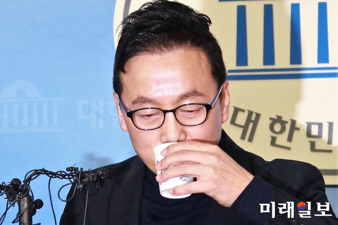 기자 지망생 성추행 의혹을 받고 있는 정봉주 전 통합민주당 의원이 지난 12일 서울 여의도 국회에서 해명 기자회견 도중 물을 마시고 있다. 정 전 의원은 이 자리에서 성추행 보도에 대해 '기획된 대국민사기극', '새빨간 거짓말'이라고 주장했으며, 의혹이 제기된 시간과 장소에 자신이 없었다는 사진 등을 증거로 내세웠다./사진=장건섭 기자