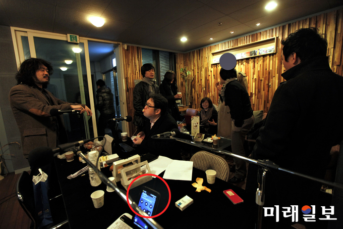 정봉주 전 의원이 성추행을 했다고 지목된 2011년 12월 23일 당일에 촬영된 '나는 꼼수다' 녹음 직전 스튜디오 사진. 왼쪽부터 김어준 딴지일보 총수, 주진우 시사in 기자, 김용민 시사평론가, 맨 오른쪽이 정 전 의원이다./사진=정봉주 전 의원 변호인단 제공