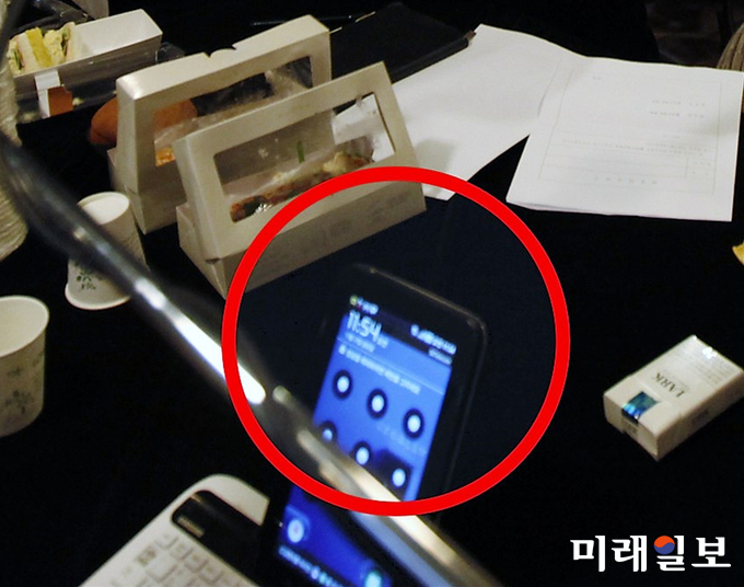 정봉주 전 의원이 성추행을 했다고 지목된 2011년 12월 23일 당일에 촬영된 '나는 꼼수다' 녹음 직전 스튜디오 사진. 사진 속 스마트폰에는 촬영 시각인 11시 54분이 선명히 찍혀 있다./사진=정봉주 전 의원 변호인단 제공
