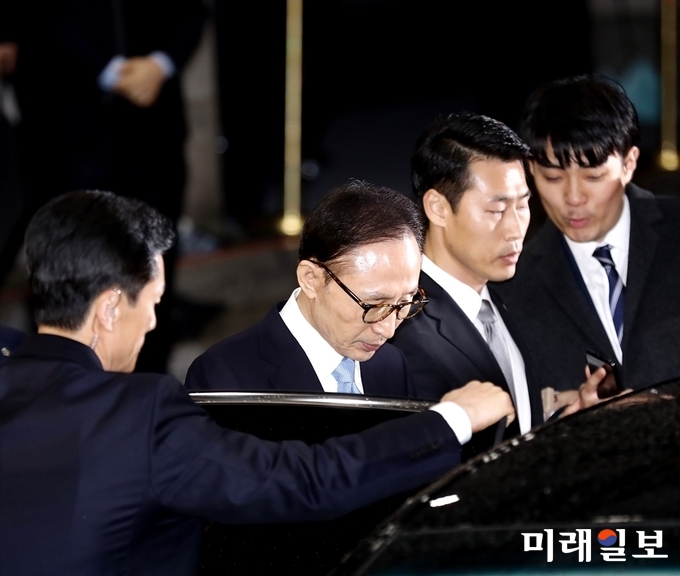 이명박 전 대통령이 지난 15일 오전 검찰 조사를 마치고 서울 서초동 서울중앙지검을 나서고 있다./사진=인터넷언론인연대