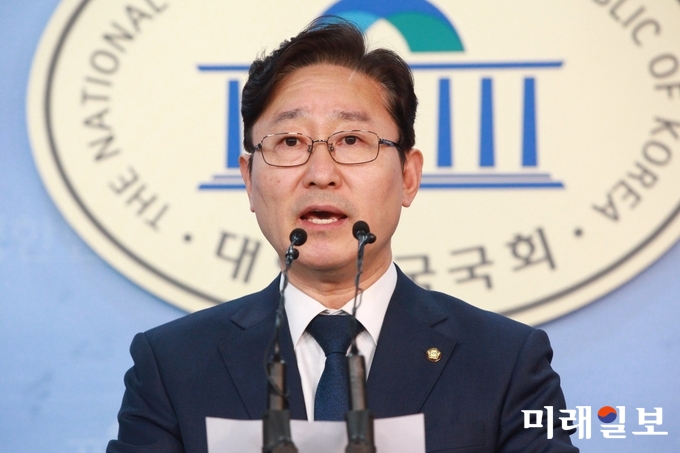 박범계 더불어민주당 수석대변인은 19일 오후 국회 정론관에서 이명박 전 대통령의 구속영장 청구와 관련 브리핑을 하고 있다./사진=장건섭 기자