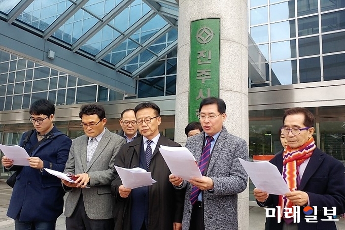 19일 오후 경남 진주시청 앞에서 인터넷언론인연대가 기자회견을 갖고 업무 중 사우나를 상습적으로 드나들고, 또 이를 지적한 기사를 작성한 기자에게 폭언을 퍼부은 이창희 진주시장을 강하게 비판하며 성명서를 발표하고 있다./사진=인터넷언론인연대