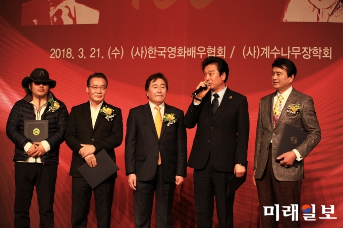 21일 오후 서울 중구 소월로 밀레니엄 서울힐튼호텔 그랜드 볼륨에서 열린 (사)한국영화배우협회 법인 제6대 (통상 35대) 김국현 이사장 취임식과 고(故) 김계수 선생 탄생 100주년 계수나무 대상 시상 및 장학금 전달식에서 김국현 (사)한국영화바우협회 이사장(가운데)이 심임 임원진 위촉장을 전달하고 임원진의 인사말을 듣고 있다.(왼쪽부터 신임 부이사장 김보성, 독고영재, 김 이사장, 김형일, 김학구./사진=장건섭 기자