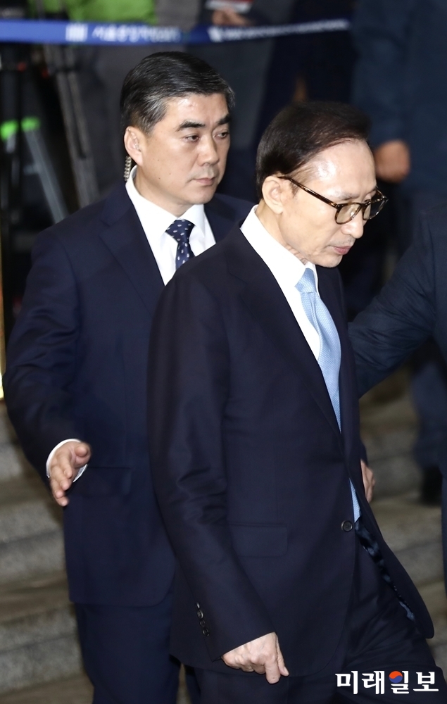 이명박 전 대통령이 지난 15일 오전 서초구 서울중앙지검에서 조사 받은 후 나서고 있다./사진=김정현 기자