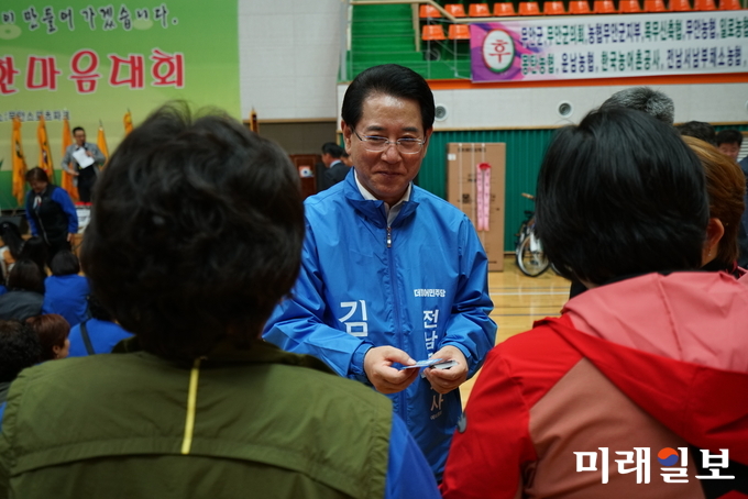 김영록 민주당 전남지사 예비후보가 30일 무안 스포츠파크에서 열린 '한농연 무안군연합회 한마음 대회'를 찾아 농민들과 얘기하고 있다. / 사진=김영록 예비후보 선거대책본부 제공