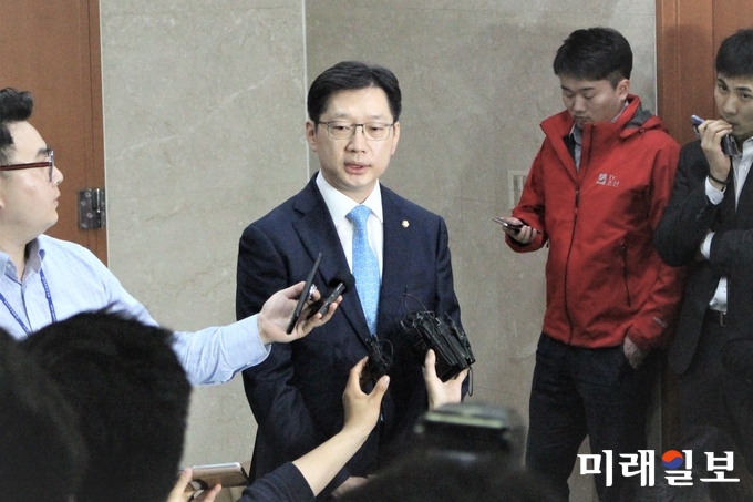김경수 더불어민주당 의원이 2일 국회 정론관에서 6월 지방선거 경남지사 출마기자회견을 마친 뒤 취재진의 질의응답을 듣고 있다./사진=김정현 기자