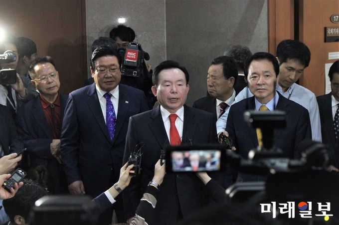 이인제 자유한국당 전 최고위원이 3일 서울 여의도 국회 정론관에서 6·13 지방선거 충남 도지사 선거 출마 선언 뒤 기자들의 질의에 답하고 있다./사진=김정현 기자