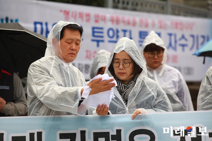 민주화를 위한 전국교수협의회, 전국교권수호교수모임, 전국교수노동조합 등 단체가 4일 오전 광주고등법원 앞에서 강명운 청암대 前 총장의 엄벌을 촉구하는 기자회견문을 낭독하고 있다./사진=장건섭 기자