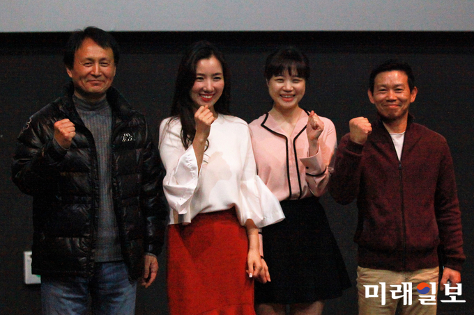 5일 오후 서울 광진구 롯데시네마 건대입구에서 영화 '원죄' 언론/배급 시사회가 열린 가운데 문신구 감독(왼쪽부터), 배우 김산옥, 이현주, 백승철이 포토타임을 갖고 화이팅을 외치고 있다./사진=장건섭 기자