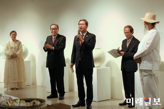 연파(蓮波) 신현철 명장의 초대전 개막식이 3일 오후 5시 서울 서초구 '예술의전당 한가람미술관' 제7전시실에서 개막된 가운데 국회 국방위원장인 김학용 자유한국당 의원이 축하 인사말을 하고 있다./사진=장건섭 기자