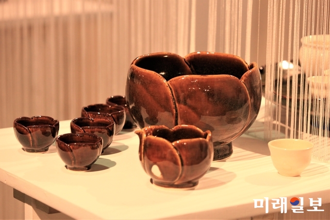 연파(蓮波) 신현철 명장의 초대전 개막식이 3일 오후 5시 서울 서초구 '예술의전당 한가람미술관' 제7전시실에서 개막된 가운데 신 명장의 꽃나눔다구 작품이 전시되고 있다./사진=장건섭 기자