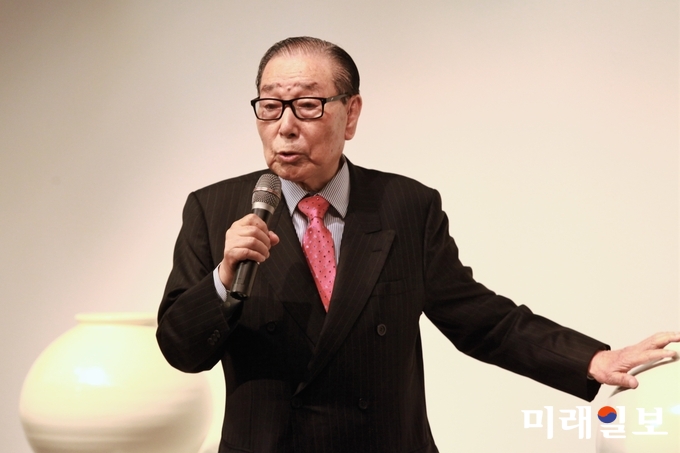 연파(蓮波) 신현철 명장의 초대전 개막식이 3일 오후 5시 서울 서초구 '예술의전당 한가람미술관' 제7전시실에서 개막된 가운데 박권흠 (사)한국차인연합회 회장인 축하 인사말을 하고 있다./사진=장건섭 기자