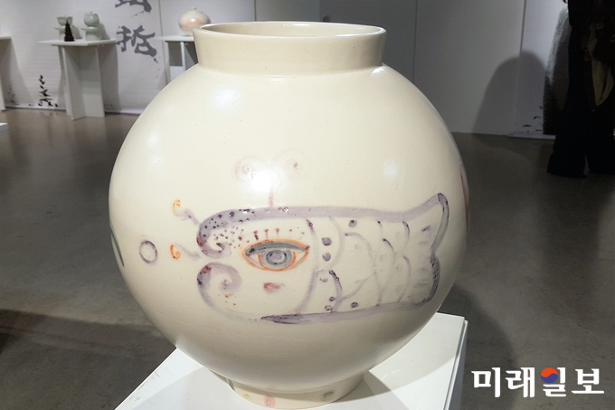 연파(蓮波) 신현철 명장의 초대전 개막식이 3일 오후 5시 서울 서초구 '예술의전당 한가람미술관' 제7전시실에서 개막된 가운데 신 명장의 달 항아리 작품이 전시되고 있다./사진=장건섭 기자