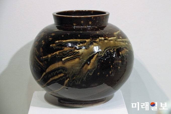 연파(蓮波) 신현철 명장의 초대전 개막식이 3일 오후 5시 서울 서초구 '예술의전당 한가람미술관' 제7전시실에서 개막된 가운데 신 명장의 달 항아리 작품이 전시되고 있다./사진=장건섭 기자