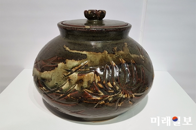 연파(蓮波) 신현철 명장의 초대전 개막식이 3일 오후 5시 서울 서초구 '예술의전당 한가람미술관' 제7전시실에서 개막된 가운데 신 명장의 천목 항아리 작품이 전시되고 있다./사진=장건섭 기자