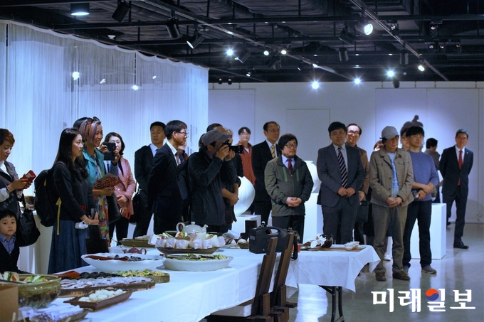 연파(蓮波) 신현철 명장의 초대전 개막식이 3일 오후 5시 서울 서초구 '예술의전당 한가람미술관' 제7전시실에서 개막된 가운데 참석자들이 개막식 인사말을 경청하고 있다./사진=장건섭 기자