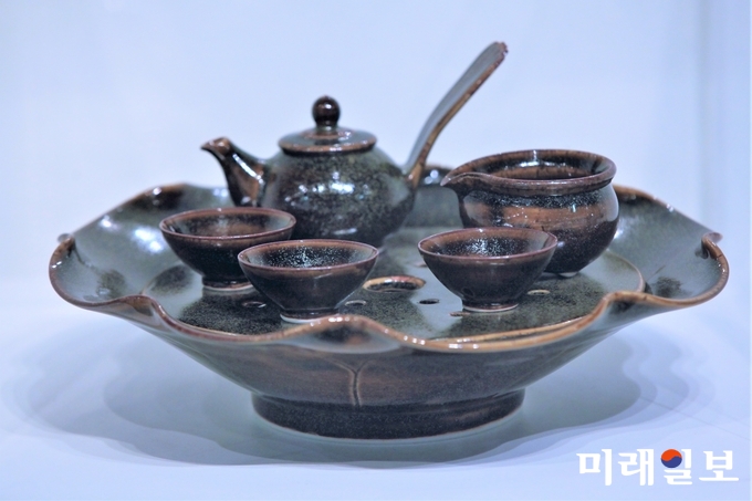 연파(蓮波) 신현철 명장의 초대전 개막식이 3일 오후 5시 서울 서초구 '예술의전당 한가람미술관' 제7전시실에서 개막된 가운데 신 명장의 참새다기세트 작품이 전시되고 있다./사진=장건섭 기자