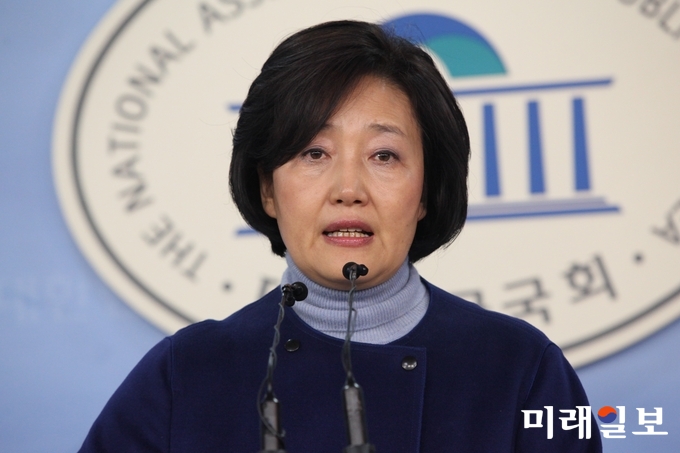 박영선 더불어민주당 서울시장 예비후보가 8일 서울 여의도 국회 정론관에서 서민과 청년, 신혼부부가 도심에 사는 서울을 위한 약속을 제시하는 열두번째 공약을 발표하고 있다./사진=장건섭 기자