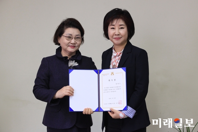 성명순 수원예술학교 신임 교장(오른쪽)이 20일 오전 수원시 장안구 정조로 수원예총 회의실에서 개최된 수원예총 부설 '수원예술학교' 교장 취임식에서 전애리 수원예총 회장으로 교장 위촉장을 수여받고 있다./사진=장건섭 기자