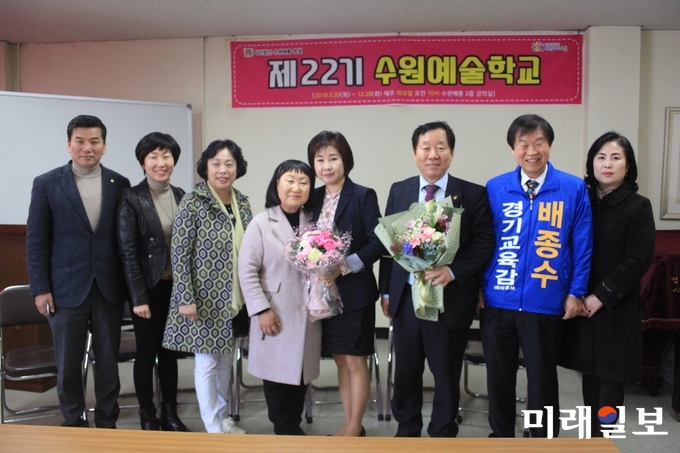 성명순 수원예술학교 신임 교장이 20일 오전 수원시 장안구 정조로 수원예총 회의실에서 개최된 수원예총 부설 '수원예술학교' 교장 취임식에서 축하객들과 함께 기념촬영을 하고 있다./사진=장건섭 기자
