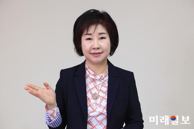 성명순 수원예술학교 신임 교장이 20일 오전 수원시 장안구 정조로 수원예총 회의실에서 개최된 수원예총 부설 '수원예술학교' 교장 취임식에서 인사말을 하고 있다./사진=장건섭 기자