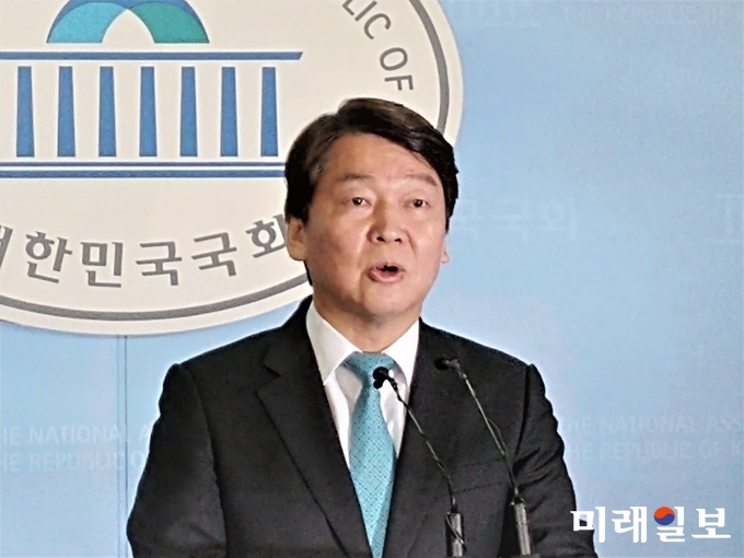 안철수 바른미래당 서울시장 예비후보가 10일 서울 여의도 국회 정론관에서 기자회견을 열고 김기식 금감원장 해임을 요구하고 있다./사진=김정현 기자