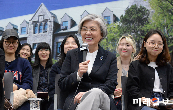 강경화 외교부 장관이 9일 오후 서울 서대문구 이화여대 이삼봉홀에서 열린 특강에서 강연하고 있다./사진=외교부 제공