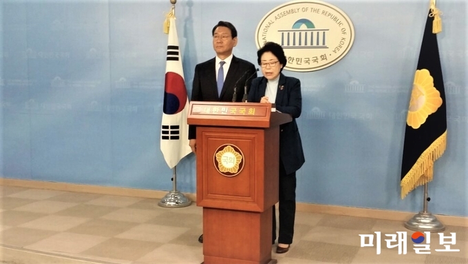 김교흥·홍미영 더불어민주당 인천시장 선거 예비후보가 10일 서울 여의도 국회 정론관에서 기자회견을 통해 홍영표 인천시당 공천관리위원장의 사퇴와 박남춘 국회의원의 사과를 요구하고 나섰다./사진=김정현 기자
