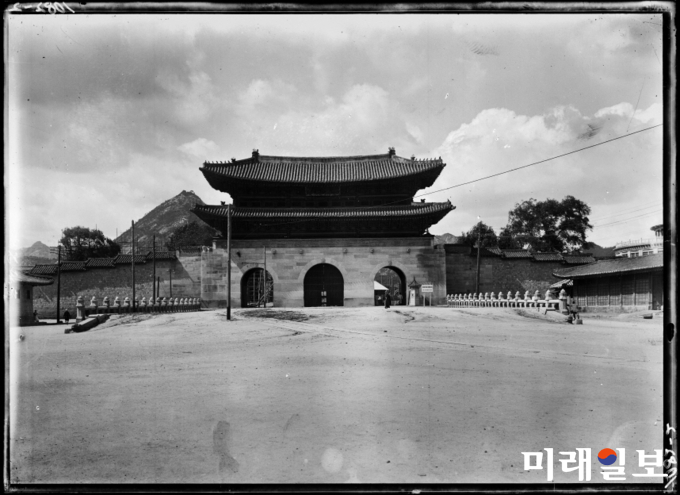 1916년 촬영한 경복궁앞 월대 모습./사진=문화재청 제공